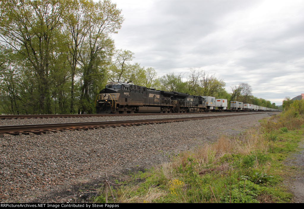 NS 4410 heads train 21K